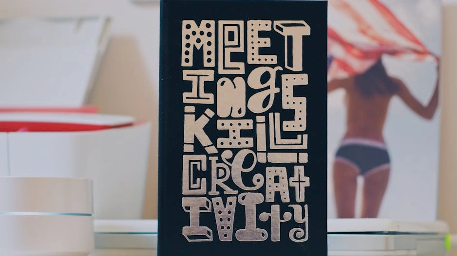 Moderní kancelář brandingové agentury s designovými prvky